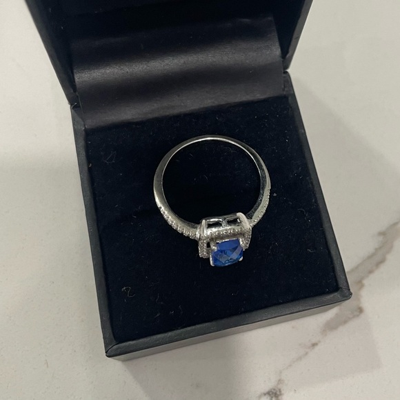 Womans Ring - Picture 2 of 5